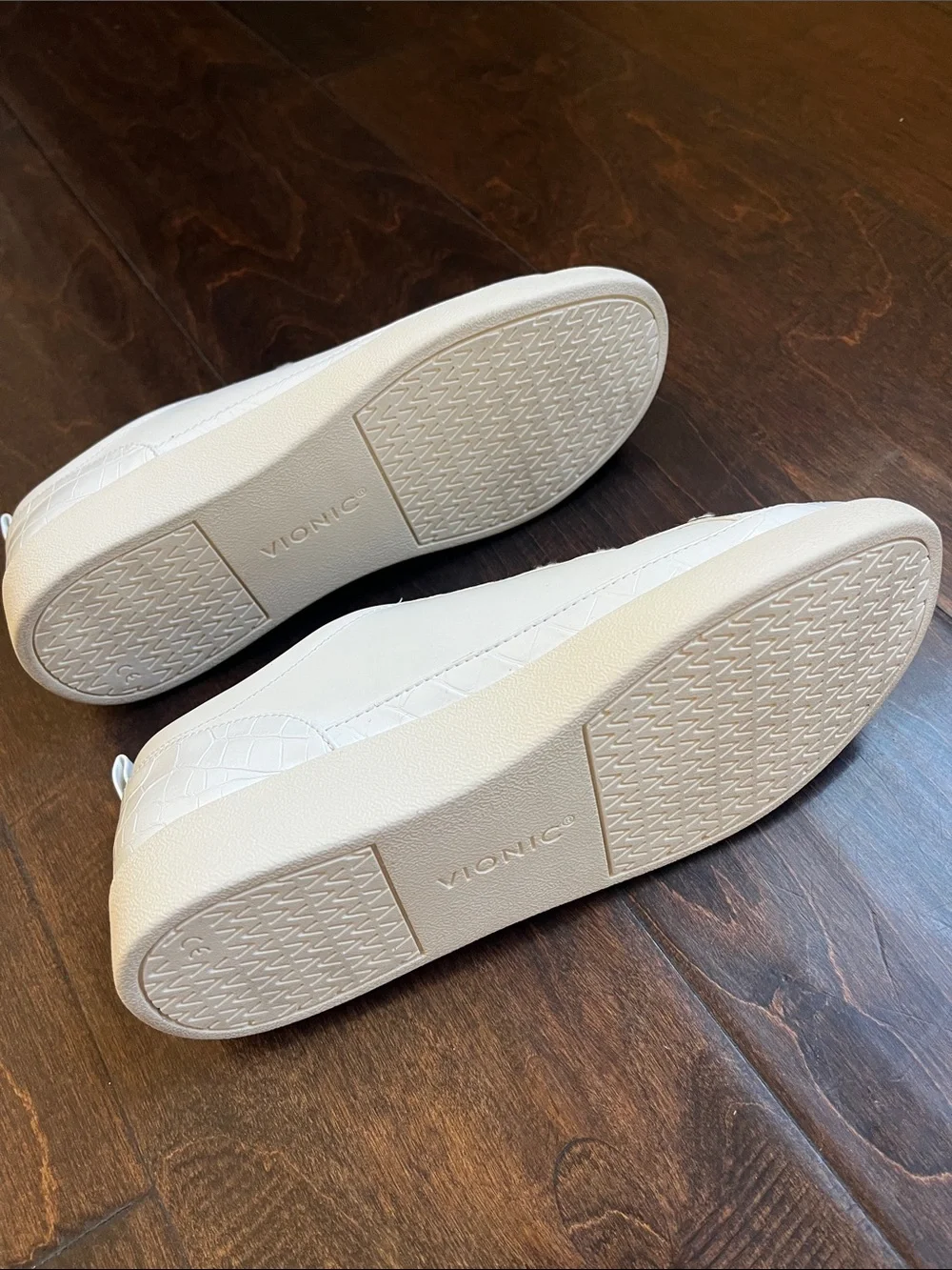 Vionic White Leather Women's Low-Top Sneakers
